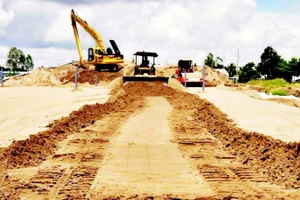Dự án đường cao tốc Châu Đốc-Cần Thơ-Sóc Trăng đang được các nhà thầu đắp cát gia tải tuyến chính, sản lượng toàn dự án đạt khoảng 60% giá trị hợp đồng.