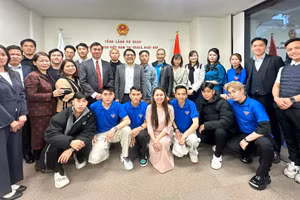 Các đại biểu tham gia chương trình kỷ niệm 95 năm Ngày thành lập Đoàn Thanh niên Cộng sản Hồ Chí Minh tại trụ sở Tổng Lãnh sự quán Việt Nam tại Osaka (Nhật Bản).