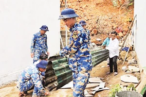 Các đơn vị tham gia xây dựng nhà ở trong "Chiến dịch Quang Trung" tại tỉnh Khánh Hòa đang khẩn trương hoàn thành những ngôi nhà cuối cùng để bàn giao cho người dân.