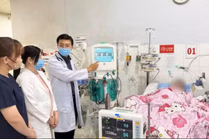 Ê-kíp bác sĩ trao đổi thông tin về ca bệnh.