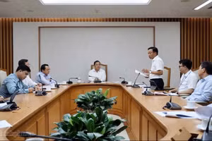 Ủy viên Bộ Chính trị, Phó Thủ tướng Thường trực Phạm Gia Túc nghe đại biểu báo cáo tại cuộc họp. (Ảnh: VGP/Phương Nguyên)