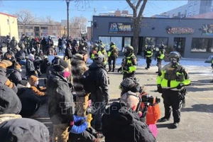 Lực lượng an ninh được triển khai trong bối cảnh diễn ra biểu tình ở thành phố Minneapolis, bang Minnesota, Mỹ ngày 24/1/2026. (Ảnh: THX/TTXVN)