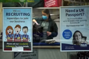 Bức ảnh chụp ngày 15/2/2022 cho thấy một tiệm giặt ủi đăng thông báo tuyển nhân viên ở Hampshire, Anh. (Ảnh: XINHUA)