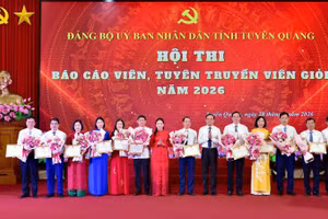 Ban Tổ chức trao giấy chứng nhận, tặng hoa các Đoàn tham gia hội thi.