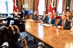 Quan chức Anh tham gia cuộc họp trực tuyến về eo biển Hormuz. (Ảnh: TÂN HOA XÃ)