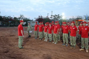 Các thành viên Bệnh viện dã chiến cấp 2 số 7 tổ chức hoạt động chạy bộ tập thể nhằm nâng cao tinh thần rèn luyện thân thể, nâng cao sức khỏe. (Ảnh: TIẾN PHÚC)