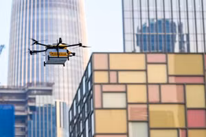 Hình ảnh thiết bị bay không người lái chở một kiện hàng, được chụp tại Thâm Quyến, tỉnh Quảng Đông, Trung Quốc, ngày 24/11/2023. (Ảnh: Xinhua)