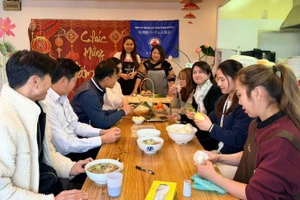 Lớp dạy nấu các món ăn truyền thống Việt Nam góp phần gìn giữ bản sắc văn hóa dân tộc và tăng cường giao lưu, gắn kết cộng đồng người Việt tại Nhật Bản.