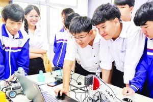 Học sinh Trường trung học phổ thông Đạm Ri, tỉnh Lâm Đồng sử dụng các thiết bị trong phòng STEM innovation.