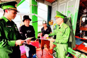 Lực lượng chức năng tuyên truyền chống khai thác IUU cho ngư dân tại cảng Cửa Việt.