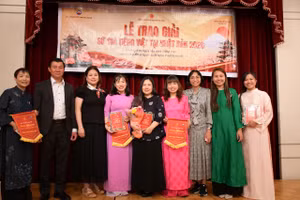 Ban tổ chức trao giải cho các thí sinh đạt danh hiệu “Sứ giả tiếng Việt tại Nhật Bản” năm 2026.