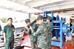 Vận hành tiếp dầu trên tàu vận tải 51-11-80, Lữ đoàn 649, Cục Xe máy-Vận tải, Tổng cục Hậu cần-Kỹ thuật (Bộ Quốc phòng). (Ảnh: ĐĂNG KHOA)