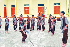 Các bạn nhỏ của lớp học “Neo hồn ví, giặm” trong một buổi sinh hoạt về nguồn, tham gia các trò chơi dân gian.