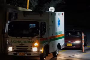 Xe cứu thương chuyển nạn nhân bị thương trong vụ rơi máy bay quân sự tới bệnh viện ở Bogota, Colombia, ngày 23/3/2026. (Ảnh: THX/TTXVN)