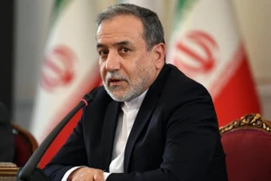 Ngoại trưởng Iran Abbas Araghchi phát biểu trong cuộc họp báo sau cuộc gặp với các nhà ngoại giao nước ngoài tại Tehran, Iran, ngày 5/10/2025. (Ảnh: Xinhua)