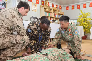 Khóa học dành nhiều thời gian cho các hoạt động thực hành, mô phỏng tình huống và xử trí thực tế, giúp học viên nâng cao khả năng phối hợp, phản ứng nhanh và vận dụng kiến thức vào môi trường công tác đặc thù tại Phái bộ Gìn giữ hòa bình Liên hợp quốc ở Nam Sudan. (Ảnh: TIẾN PHÚC)