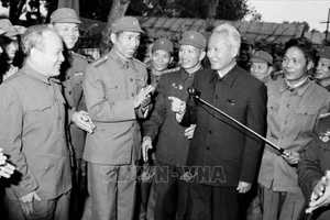 Thủ tướng Phạm Văn Đồng và các chiến sĩ công an nhân dân trong ngày ngành Công an đón nhận danh hiệu Anh hùng Lực lượng vũ trang nhân dân (ngày 5/1/1980). (Ảnh tư liệu: TTXVN)