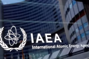 Biểu tượng IAEA tại trụ sở ở Vienna, Áo. (Ảnh: IRNA/TTXVN)
