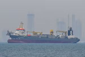 Tàu thương mại thả neo ngoài khơi Dubai, Các Tiểu vương quốc Arab thống nhất, do gián đoạn hoạt động vận tải ở eo biển Hormuz, ngày 2/3/2026. (Ảnh: AA/TTXVN)