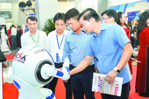 Các đại biểu trải nghiệm hoạt động của một robot (Tập đoàn Công nghiệp-Viễn thông quân đội Viettel) tại Diễn đàn khoa học, công nghệ, đổi mới sáng tạo và chuyển đổi số tỉnh Hưng Yên tháng 10/2025.