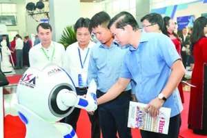 Các đại biểu trải nghiệm hoạt động của một robot (Tập đoàn Công nghiệp-Viễn thông quân đội Viettel) tại Diễn đàn khoa học, công nghệ, đổi mới sáng tạo và chuyển đổi số tỉnh Hưng Yên tháng 10/2025.