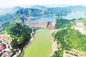 Nhà máy thủy điện Hòa Bình nhìn từ trên cao. (Ảnh: ĐIỆN HÀ)