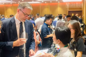 Đại sứ Pháp tại Việt Nam Olivier Brochet thử rượu vang tại sự kiện. (Ảnh: KIỀU GIANG)