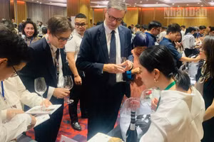 Đại sứ Pháp tại Việt Nam Olivier Brochet thử rượu vang tại sự kiện. (Ảnh: KIỀU GIANG)