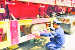 Phương tiện cải tạo, lắp đặt thêm bồn chứa để vận chuyển xăng, dầu trái quy định qua biên giới bị lực lượng chức năng phát hiện.