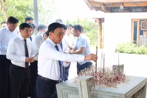 Thường trực Ban Bí thư Trần Cẩm Tú và đoàn công tác dâng hương tại Đền thờ Liệt sĩ chiến trường Điện Biên Phủ.