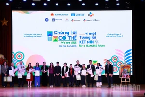 Đại diện UNESCO và Tập đoàn CJ tri ân các đối tác tham gia giai đoạn 2 của Dự án "Chúng tôi có thể". (Ảnh: KIỀU GIANG) 