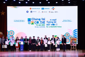 Đại diện UNESCO và Tập đoàn CJ tri ân các đối tác tham gia giai đoạn 2 của Dự án "Chúng tôi có thể". (Ảnh: KIỀU GIANG) 