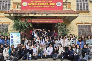 Gần 100 học sinh, phụ huynh và giáo viên lớp 10 Sử 2 Trường trung học phổ thông chuyên Chu Văn An tham gia hoạt động tại Làng Hữu nghị Việt Nam.