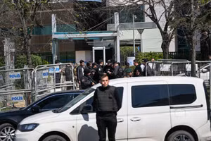 Hiện trường sau vụ nổ súng bên ngoài Lãnh sự quán Israel ở thành phố Istanbul, Thổ Nhĩ Kỳ ngày 7/4/2026. (Ảnh: XINHUA)