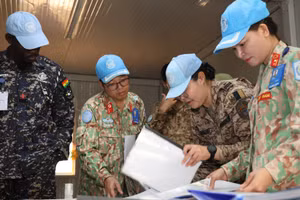 Thiếu tá, Bác sĩ, Tiến sĩ Trần Đức Tài, Giám đốc Bệnh viện cấp 2 số 7, Chủ tịch Hội đồng kiểm tra nội bộ về phòng, chống hành vi khai thác và lạm dụng tình dục cùng các thành viên Hội đồng kiểm tra toàn diện tại các đơn vị đóng quân trên địa bàn Bentiu. (Ảnh: TIẾN PHÚC)