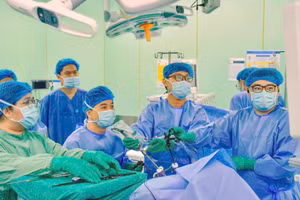 Ê-kíp phẫu thuật.