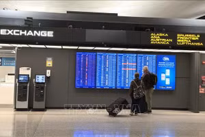 Hành khách kiểm tra thông tin chuyến bay tại Sân bay Quốc tế Washington (IAD) ở bang Virginia của Mỹ. (Ảnh: Ngọc Quang/PV TTXVN tại Mỹ)