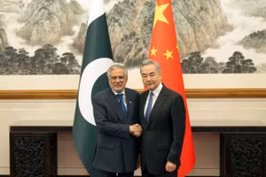 Bộ trưởng Ngoại giao Trung Quốc Vương Nghị và Phó Thủ tướng kiêm Ngoại trưởng Pakistan Mohammad Ishaq Dar nhấn mạnh rằng đối thoại và ngoại giao là con đường duy nhất để giải quyết xung đột, đồng thời cam kết hỗ trợ các bên tiến hành đàm phán hòa bình mà không sử dụng hoặc đe dọa sử dụng vũ lực. (Ảnh: THX/TTXVN)