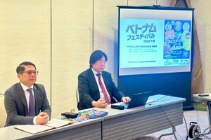 Tổng Lãnh sự Việt Nam tại Osaka Ngô Trịnh Hà (người bên trái) tham dự và chủ trì buổi họp báo.