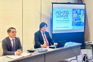 Tổng Lãnh sự Việt Nam tại Osaka Ngô Trịnh Hà (người bên trái) tham dự và chủ trì buổi họp báo.