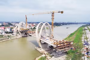 Cầu đường bộ bắc qua sông Đuống đang được đẩy nhanh tiến độ, phấn đấu hoàn thành trong năm 2026. (Ảnh: QUỐC KHÁNH)