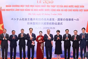 Thủ tướng Lê Minh Hưng và Thủ tướng Nhật Bản Takaichi Sanae cùng các đại biểu chụp ảnh chung. (Ảnh: TRẦN HẢI)