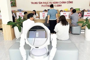Đưa robot vào hoạt động tại Trung tâm Phục vụ hành chính công, phường An Khánh (Thành phố Hồ Chí Minh) để hỗ trợ cán bộ xử lý công việc. (Ảnh: VƯƠNG LÊ)
