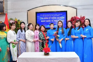 Đông đảo chị em phụ nữ đang sinh sống, học tập và làm việc tại khu vực Kansai đến tham dự tọa đàm.