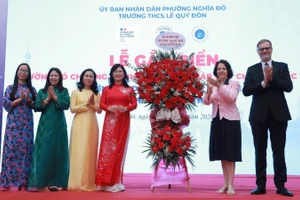 Đại sứ Pháp tại Việt Nam Olivier Brochet và Tổng Giám đốc Cơ quan Giáo dục Pháp ở nước ngoài Claudia Scherer-Effosse chúc mừng Trường trung học cơ sở Lê Quý Đôn được gắn biển "Trường có chương trình dạy tiếng Pháp đạt tiêu chuẩn quốc tế". 