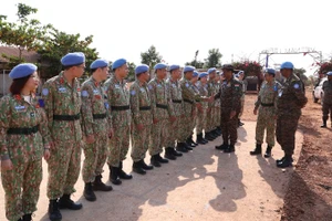 Tư lệnh Lực lượng quân sự Phái bộ Gìn giữ hòa bình Liên hợp quốc tại Nam Sudan - Trung tướng Mohan Subramanian tới thăm, làm việc với Bệnh viện dã chiến cấp 2 số 7 Việt Nam. (Ảnh: TIẾN PHÚC)