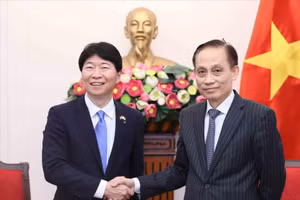 Bộ trưởng Bộ Ngoại giao Lê Hoài Trung tiếp Thống đốc tỉnh Okayama (Nhật Bản) Ibaragi Ryuta. (Ảnh: An Đăng/TTXVN)