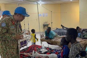 Ban Giám đốc Bệnh viện dã chiến cấp 2 số 7 của Việt Nam thăm hỏi các bệnh nhân đang điều trị tại Bệnh viện đa khoa Bentiu. (Ảnh: TIẾN PHÚC)