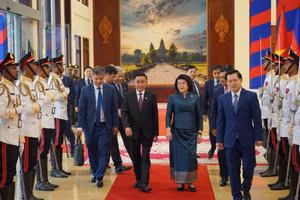 Lễ đón chính thức Thường trực Ban Bí thư Trần Cẩm Tú diễn ra tại trụ sở Quốc hội Campuchia ở Thủ đô Phnom Penh. (Ảnh: ĐINH TRƯỜNG)