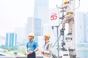 Các kỹ sư Viettel lắp đặt trạm phát sóng 5G.